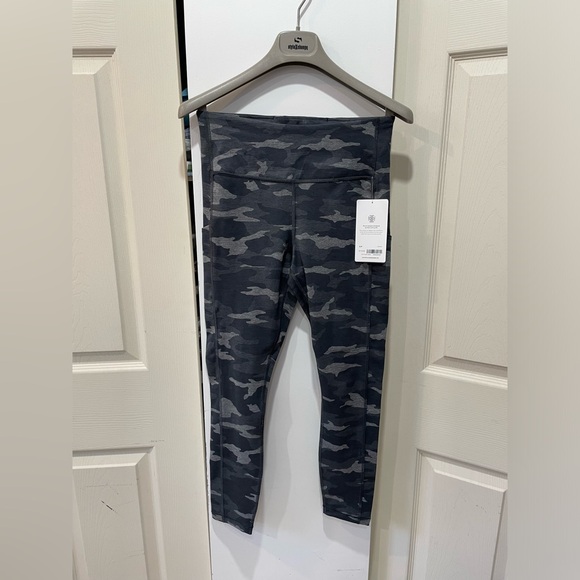 NWT Athleta Women’s Ultimate Camo 7/8 Tights Grey Workout Leggings size small - Picture 2 of 10